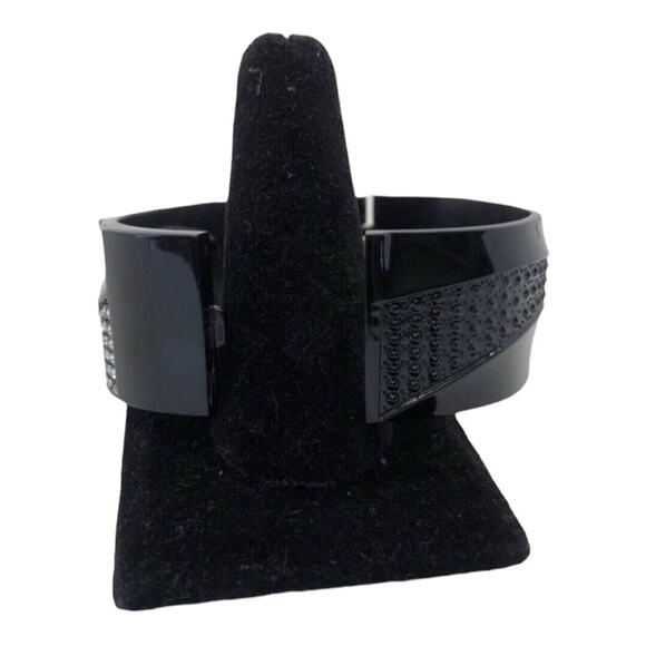 Vintage Narmi Black Fashion Circle Style Snap Closure Sleek Sophisticated Watch - Picture 7 of 7